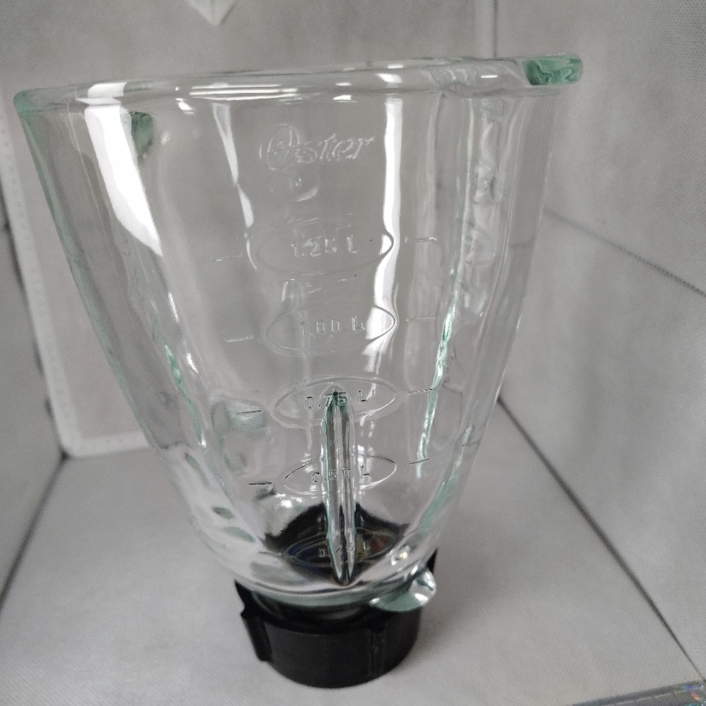 OSTER 5 CUP/1.25 LITER REPLACEMENT GLASS WITH BOTTOM. NO BLADE!!!